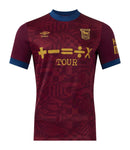 CamisetaIpswichTown-2024-25-IpswichTown-Futbol-PremierLeague-Burdeos-Blanco-Umbro-Diseno-Temporada-Camisetavisitante-Club-Estadio-Jugadores-Moda-Estilo-Comprar-