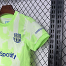 Conjunto infantil Barcelona verde 2024/25 - Verde - Infantil - Barcelona - Temporada 2024-2025 - Fútbol - Equipamiento deportivo - Niños - Estilo.