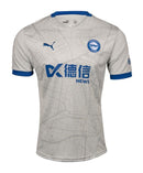 Deportivo Alavés 20242025 - Camiseta alternativa Alavés - Puma Alavés - La Liga EA Sports - Diseño Vitoria-Gasteiz - Gris - Mapa de la ciudad - Bandera de Vitoria-Gasteiz - Azul royal - Escudo del Alavés - Tecnologías innovadoras - Confort - Rendimiento - Identidad del club - Homenaje - Historia del club.