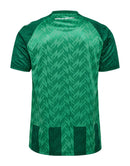 Werder Bremen - 2024/2025 - Camiseta Werder Bremen - Uniforme titular Werder Bremen - Hummel Werder Bremen - Diseño clásico - Verde y blanco - Detalles actuales - Bundesliga - Competición de fútbol - Gola en V - Escudo del club - Logo de Hummel - Tecnología avanzada - Rendimiento - Confort - Historia - Modernidad. 