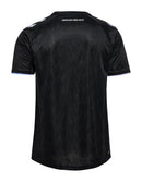 Werder Bremen - 2024/2025 - Camiseta Werder Bremen - Uniforme alternativo Werder Bremen - Hummel Werder Bremen - Diseño moderno - Negro - Verde - Amarillo - Bundesliga - Copa de Alemania - Patrón gráfico abstracto - Identidad del club - Gola redonda - Escudo del club - Logo de Hummel - Patrocinio WIESENHOF - Tecnologías innovadoras - Confort - Rendimiento. 