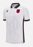 Albania - 2023/2024 - Camiseta Albania - Uniforme alternativo Albania - Macron Albania - Diseño clásico - Blanco y negro - Eliminatorias Eurocopa - Águila de dos cabezas estilizada - Gola polo - Escudo Federación Albanesa - Logo de Macron - Pantalón blanco - Calcetines blancos - Historia - Identidad - Tecnologías innovadoras - Confort - Rendimiento.