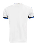 Atalanta 2024/2025 - Camiseta alternativa Atalanta - Joma Atalanta - Serie A - Coppa Italia - Champions League - Diseño clásico - Detalles en azul y negro - Blanco - Azul - Negro - Identidad del club - Historia - Gola redonda - Escudo del Atalanta - Logo de Joma - Tecnologías innovadoras - Confort - Rendimiento.