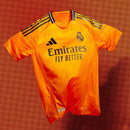 Real Madrid - 20242025 - Camiseta Real Madrid - Camiseta suplente Real Madrid - Uniforme Real Madrid - Adidas Real Madrid - Diseño moderno - Naranja - Liga Española - Copa del Rey - Champions League - Innovación - Vibrante - Blanco - Dinámico - Escudo del club - Emirates - Pasión - Energía - Tecnologías avanzadas - Rendimiento - Comodidad